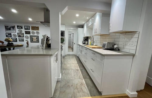 Sooke House | Scarlet Oak: Ground level suite in a heritage country home and garden.