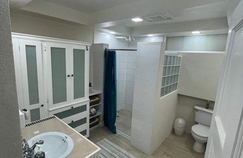 Haggatt Hall Apartment | Scarlett Studios 3 £:CAR HIRE AND APARTMENT PACKAGE US Embassy APPT 7 mins drive