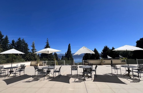 San Carlos de Bariloche Hotel | Scenic Getaway Room Perfectly Situated for Nature and Ski Fun - with Hot Tub