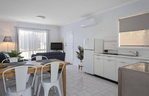 Apollo Bay Apartment | Scenic Beach Apartment - Best Value, Walk To Beach *New Listing 2020*