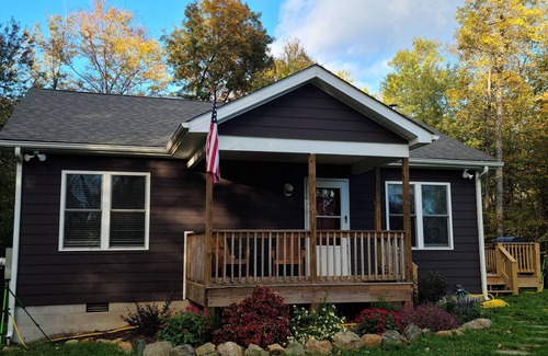 Hood House | Scenic mountain getaway with a firepit and amazing views of mountains and horses
