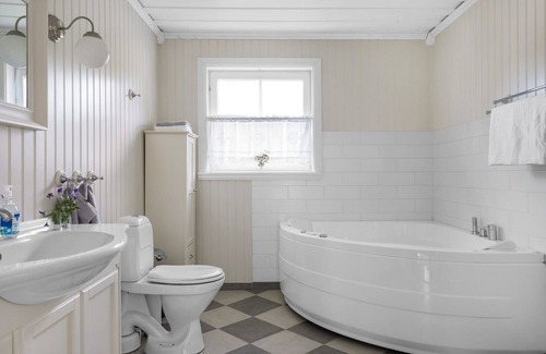 Orviken House | Scenic Seaside Retreat near Northvolt Ett