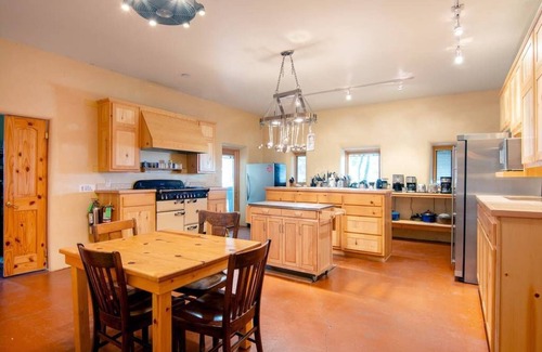 Truchas House | Scenic Southwest Style Mountain Retreat, Close to Santa Fe & Taos