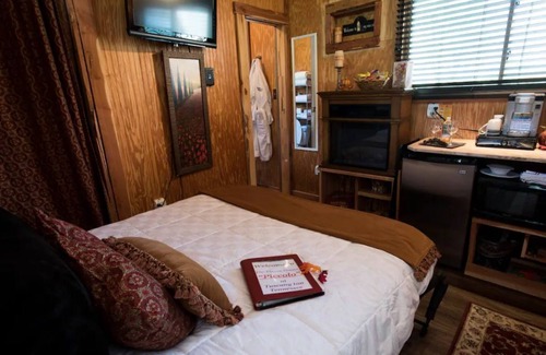 Chestnut Mound Bed & Breakfast | Scenic views and quiet comfort! The Piccolo private getaway @ Tuscany Inn