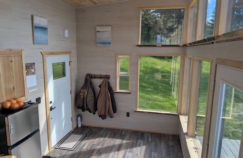 Homer Cabin | Scenic Views Hilltop Cabin