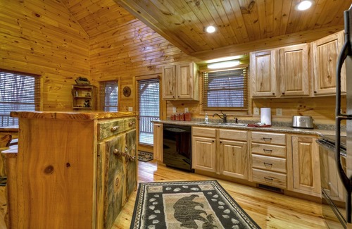 Morganton Cabin | Scenic Views, Hot Tub Soaks, Firepit Roasts, Cookouts & Nearby Adventures - Cardinal's Crossing