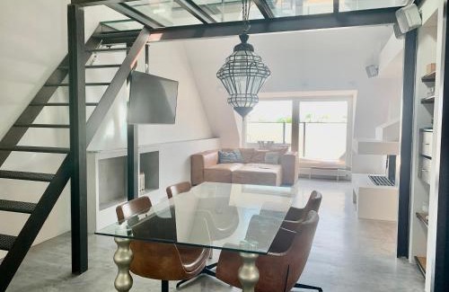 Moosach Apartment | Schöne Dachgeschoss-Maisonette Wohnung