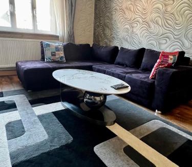 Hof Apartment | Schönes City-Apartment im Zentrum mit Balkon! NO WORKERS, KEINE MONTEURE