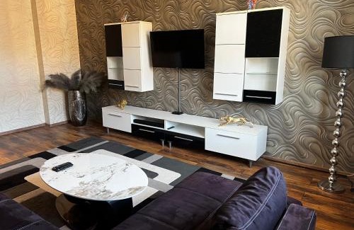 Hof Apartment | Schönes City-Apartment im Zentrum mit Balkon! NO WORKERS, KEINE MONTEURE