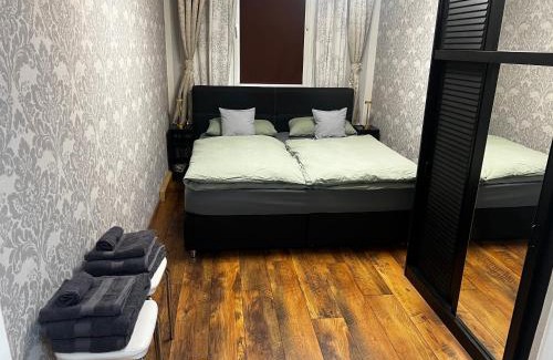 Hof Apartment | Schönes City-Apartment im Zentrum mit Balkon! NO WORKERS, KEINE MONTEURE