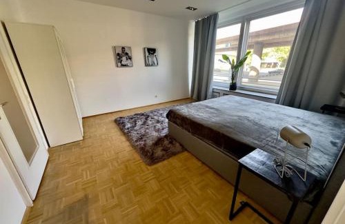 Golzheim Apartment | Schönster Rheinblick Messe Parken Luxus 10 Person
