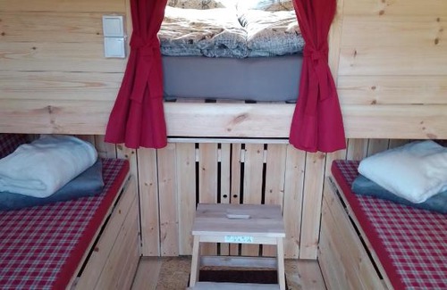 Deutsch Haseldorf Apartment | Schlaffass und Hütte mit Teich