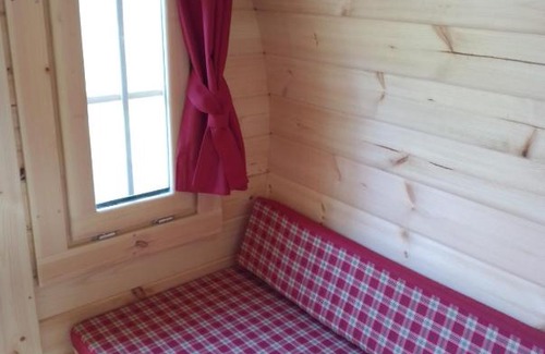 Deutsch Haseldorf Apartment | Schlaffass und Hütte mit Teich