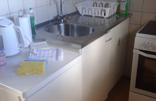 Gordola Apartment | Schoen Kleine gemutliche Zimmer mit Bad und Klein Kueche separate Eingang.