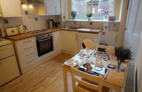 Murthly Cottage | Scot’s themed cottage ,super king bed, ideal location. Pet friendly.