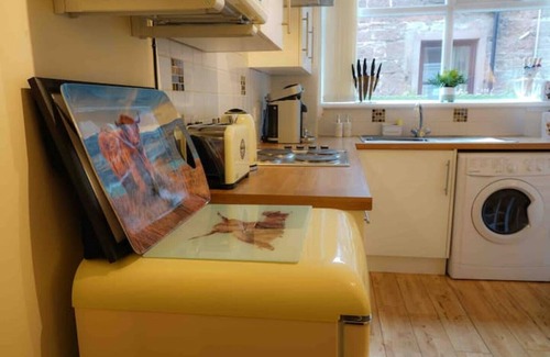 Murthly Cottage | Scot’s themed cottage ,super king bed, ideal location. Pet friendly.