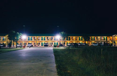 Hankamer Hotel | Scottish Inn & Suites