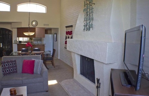 Arcadia Condo | Scottsdale Cozy 2BR Condo with Outdoor Fireplace