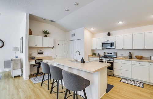 Okahumpka House | Screened Lanai: New-Build Home in The Villages!