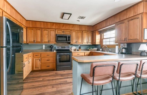 Farmerville House | Screened Patio, King Beds, Fresh & Clean, Games
