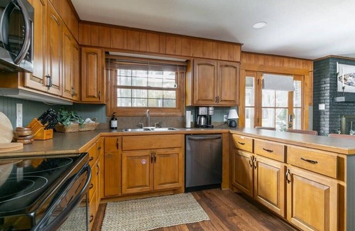 Farmerville House | Screened Patio, King Beds, Fresh & Clean, Games