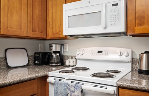 Hosford-Abernethy Apartment | SE 1BR w/Laundry & Fireplace