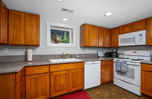 Hosford-Abernethy Apartment | SE 1BR w/Laundry & Fireplace