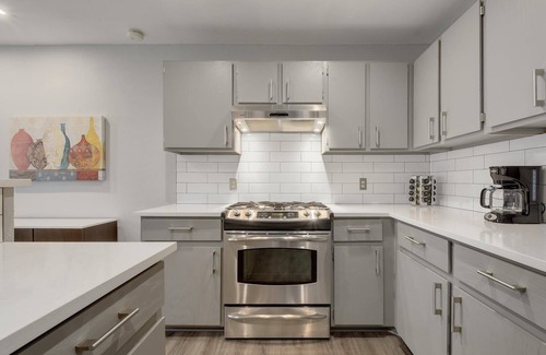 Austin House | SE Austin 30+ Days 3BR/2BA - Close to Downtown, Tesla, ABIA, COTA, Recreation