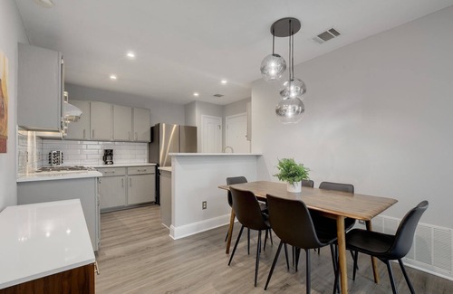Austin House | SE Austin 30+ Days 3BR/2BA - Close to Downtown, Tesla, ABIA, COTA, Recreation