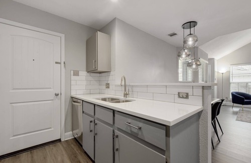 Austin House | SE Austin 30+ Days 3BR/2BA - Close to Downtown, Tesla, ABIA, COTA, Recreation