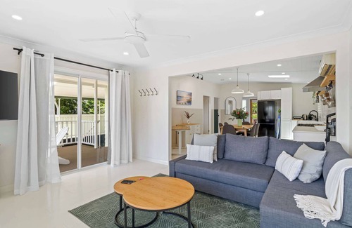 Forresters Beach House | Sea Breeze by Coast Hosting