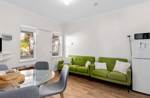 Victor Harbor Apartment | SEA BREEZE @ Smugglers Inn self contained apartment