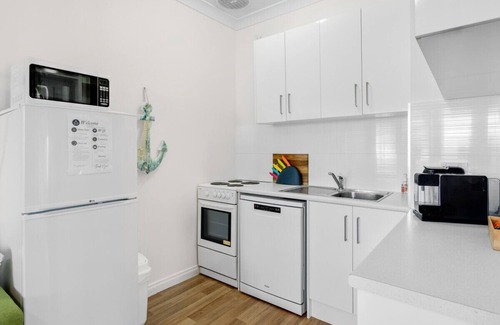 Victor Harbor Apartment | SEA BREEZE @ Smugglers Inn self contained apartment