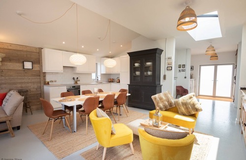 Pagham Cottage | Sea Breezes by Inspire Stays - a home that sleeps 8 guests in 4 bedrooms