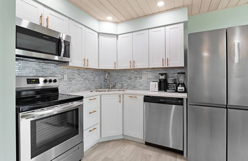 Siesta Key Village House | Sea Dream | Pet Friendly, Located in Siesta Key Village, Steps to Siesta Key Beach!