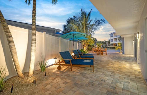 Siesta Key Village House | Sea Dream | Pet Friendly, Located in Siesta Key Village, Steps to Siesta Key Beach!