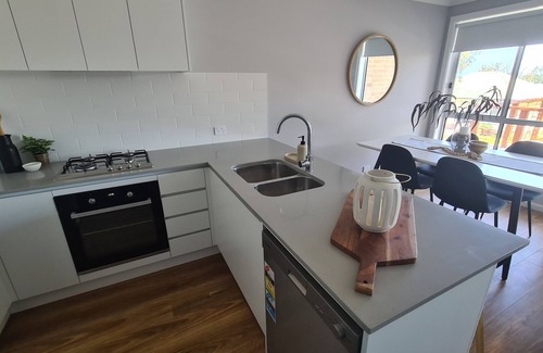 Gorokan Villa | Sea'Esta- BRAND NEW Seaside Villa 5mins to Beach WIFI Lake Views