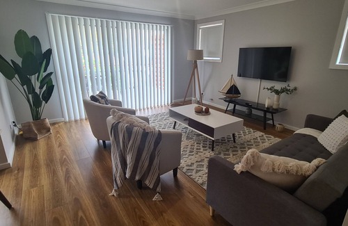 Gorokan Villa | Sea'Esta- BRAND NEW Seaside Villa 5mins to Beach WIFI Lake Views