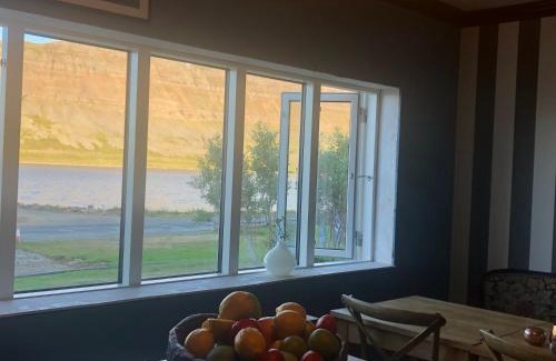 Suðavik House | Sea, fjord & mountain view house