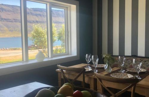Suðavik House | Sea, fjord & mountain view house