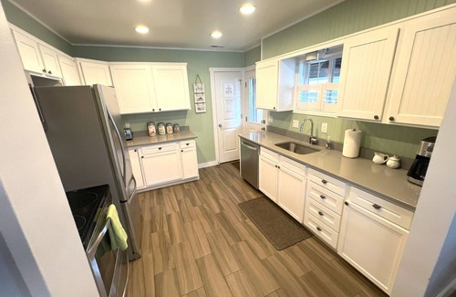 Seaside House | Sea La Vie - Just one block to beach and close walk to downtown!