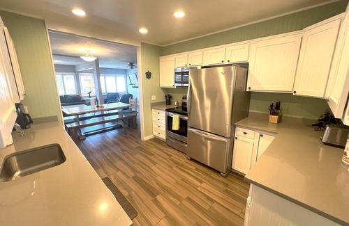 Seaside House | Sea La Vie - Just one block to beach and close walk to downtown!