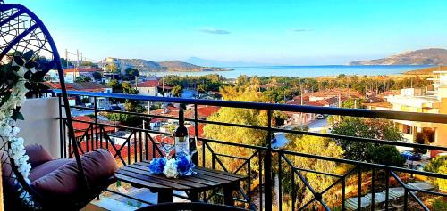 Lavreotiki Apartment | Sea & Mountain Apartment Close to Port and City