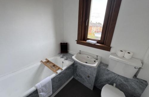 Methil House | Sea Road Retreat - Great for contractors