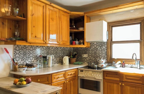 Koyunbaba House | Sea, sunset view, walk to the beach, 2-bedroom house in Gumusluk, with WiFi, AC