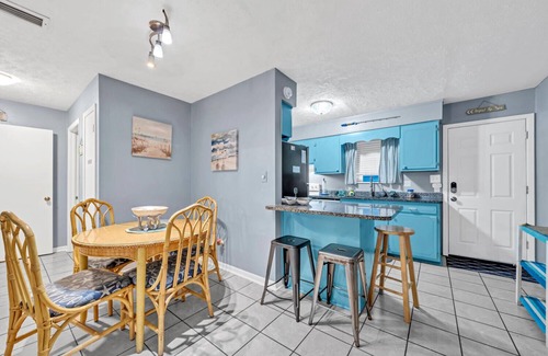 Gulf Lagoon Beach House | Sea Turtle ~ Cozy getaway less than 1/4 of a mile from the beach!