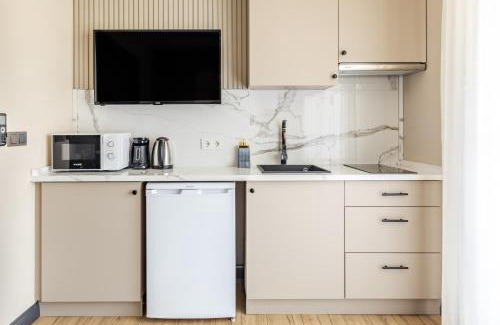 Beylerbeyi Apartment | Sea View Flat w Balcony Near Beylerbeyi Palace