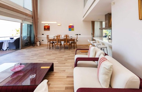 Bodrum City Center Villa | Sea View Loft House w Shared Pool 1 min to Beach
