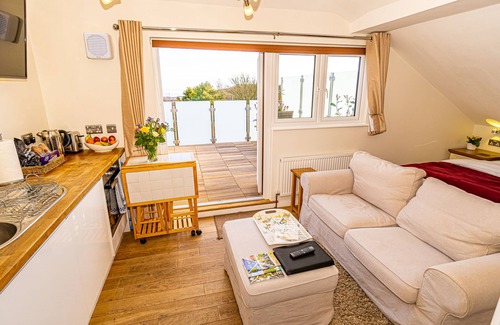 Hastings Apartment | Sea View Studio Flat with heated indoor pool & spa, countryside location