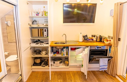 Hastings Apartment | Sea View Studio Flat with heated indoor pool & spa, countryside location